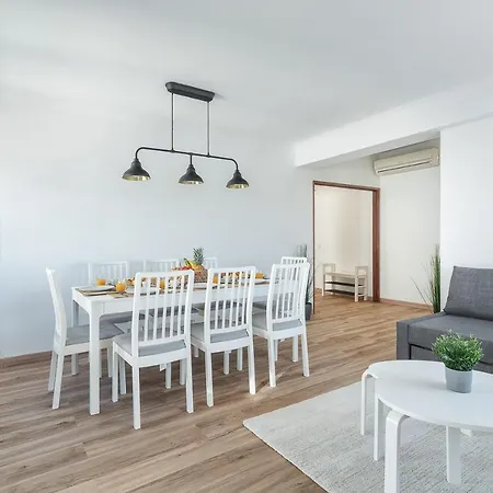 Hostwise - Spacious & Sunny Flat - * לואה