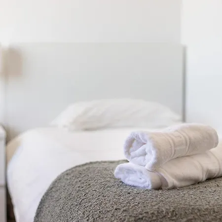 Hostwise - Spacious & Sunny Flat - Lägenhet