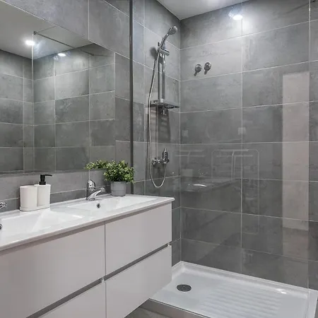 Lägenhet Hostwise - Spacious & Sunny Flat -