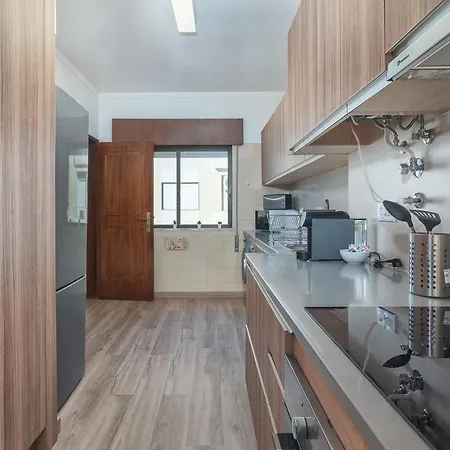 דירה Hostwise - Spacious & Sunny Flat - לואה