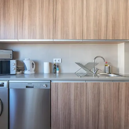 Hostwise - Spacious & Sunny Flat -