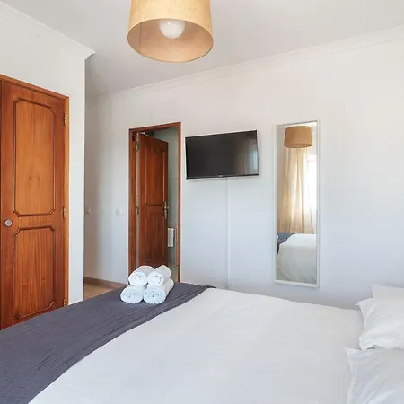 Hostwise - Spacious & Sunny Flat -