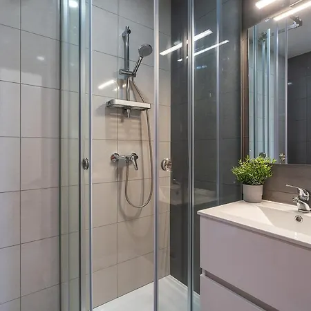 Hostwise - Spacious & Sunny Flat - * לואה