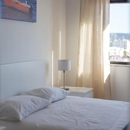 Hostwise - Spacious & Sunny Flat - Lägenhet