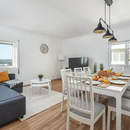 Hostwise - Spacious & Sunny Flat - Lägenhet