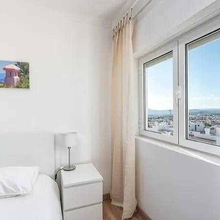 Hostwise - Spacious & Sunny Flat -