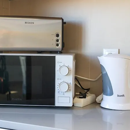 Hostwise - Spacious & Sunny Flat -