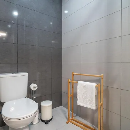 Hostwise - Spacious & Sunny Flat -